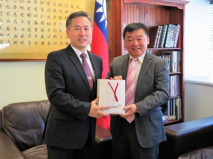 Wang (left), Director General of Liaison Office in Cape Town on June 26 Mr.