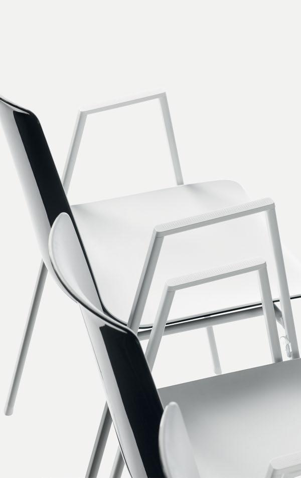 On request, nooi frame linking chairs with arms can be fitted with a removable folding writing tablet. Chairs with mounted writing tablets can be stacked but not linked together.