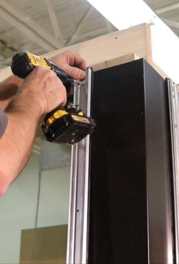 Tip: Power drill/drivers can be used in this step only if set to a very low setting, then use the torque wrench to finish. 14. Repeat steps 1 to 13 for the other mullion sections. 15.