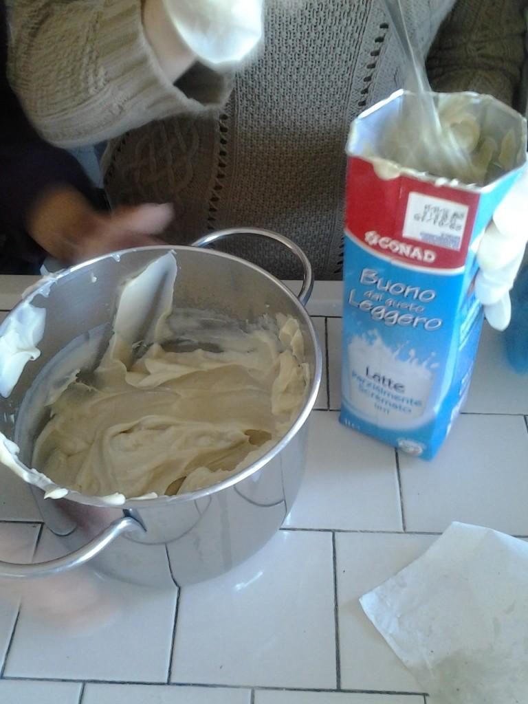 The mixture is inserted with a spoon into the tetrapak mold taking care to compact it well to avoid the formation of air bubbles.