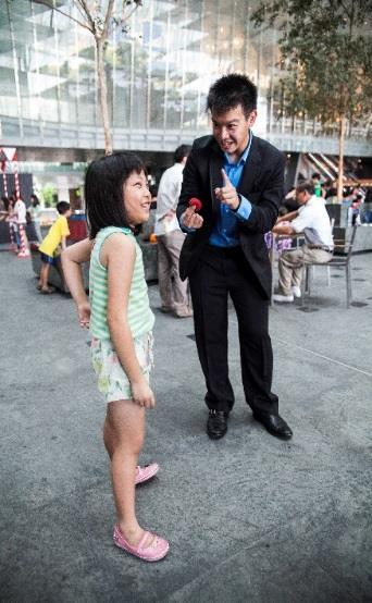 Ming Da specialises in close up magic where he will make his way through the crowd demonstrating his