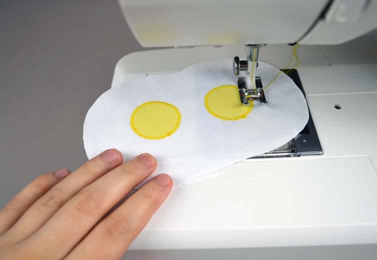 Apply and sew the egg yolk appliqué onto the egg pouch front just as in step 1 with the bacon case.