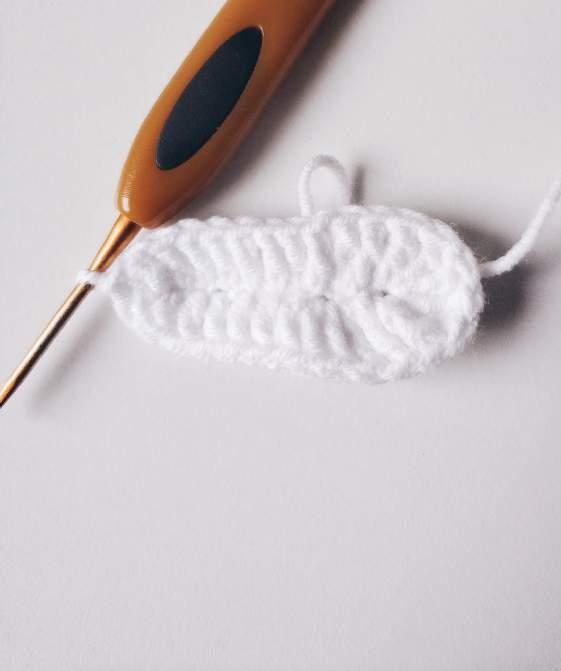 Legs: Start working with White yarn as for the baby booties sole.