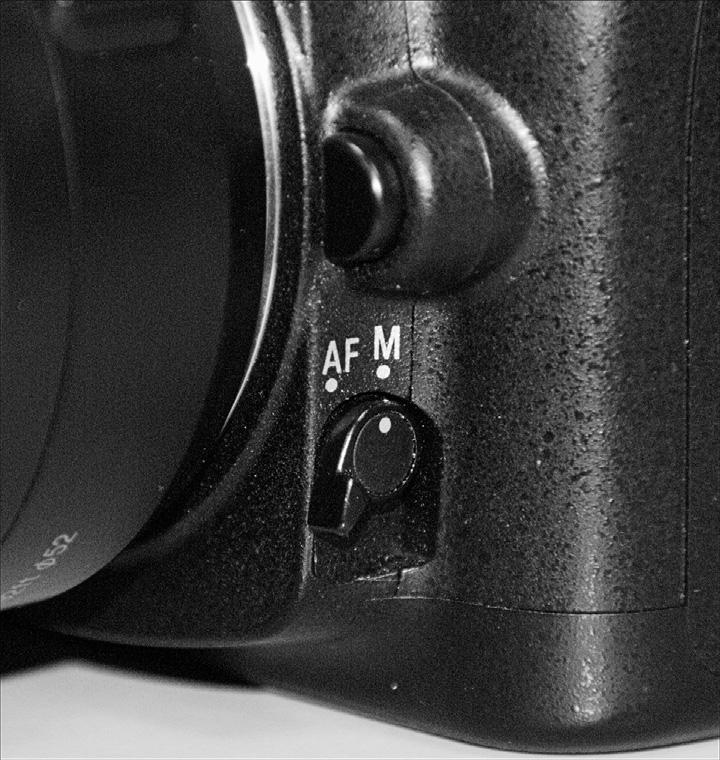 Auto or Manual Focus Two factors affect the focusing system of a dslr: The mechanism in the lens that moves the lens elements to the proper position when directed by the camera, and The electronics,