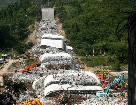China, I-35 Bridge collapsed in MN,