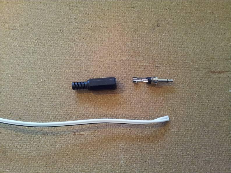 We will start by building the transmitter. Take one piece of audio cable and the mono 1/8 jack plug.