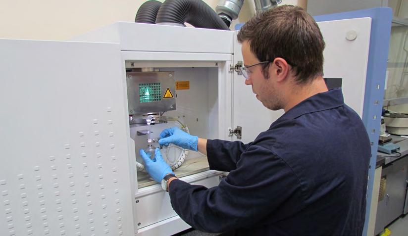 2 Our experienced lab technicians analyse your samples and perform requested oil analysis tests.