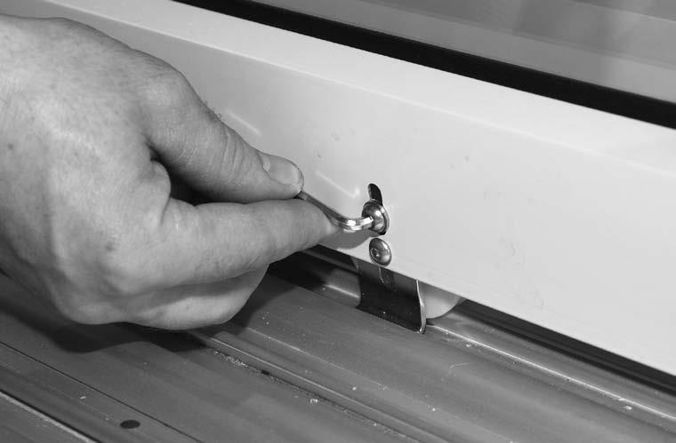 II. Sliding the segments onto rails and checking wind protection 2.1 Correct positioning and arrangement of segments 2.2. Lay the first segment down to the front of the rails on a plastic foam underlay.