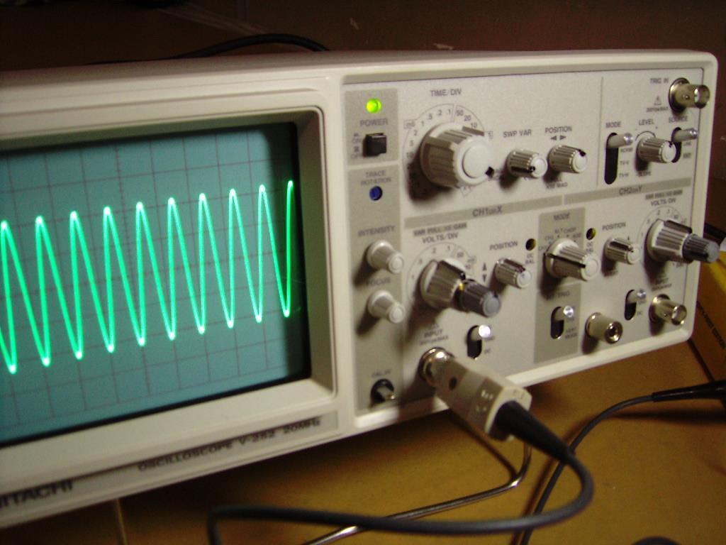 RAE-Lessons by 4S7VJ 9 7.1.8 Osciloscope The oscilloscope is one of the most versatile instruments an amateur can possess and permits the visual display of AF and RF signals.
