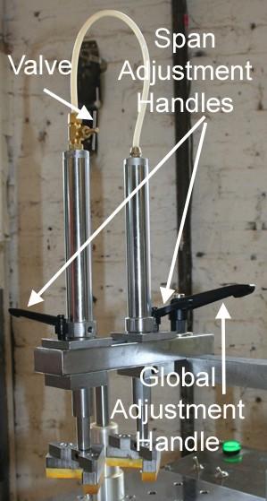 The large handle allows for a global adjustment of the vertical clamp assembly.
