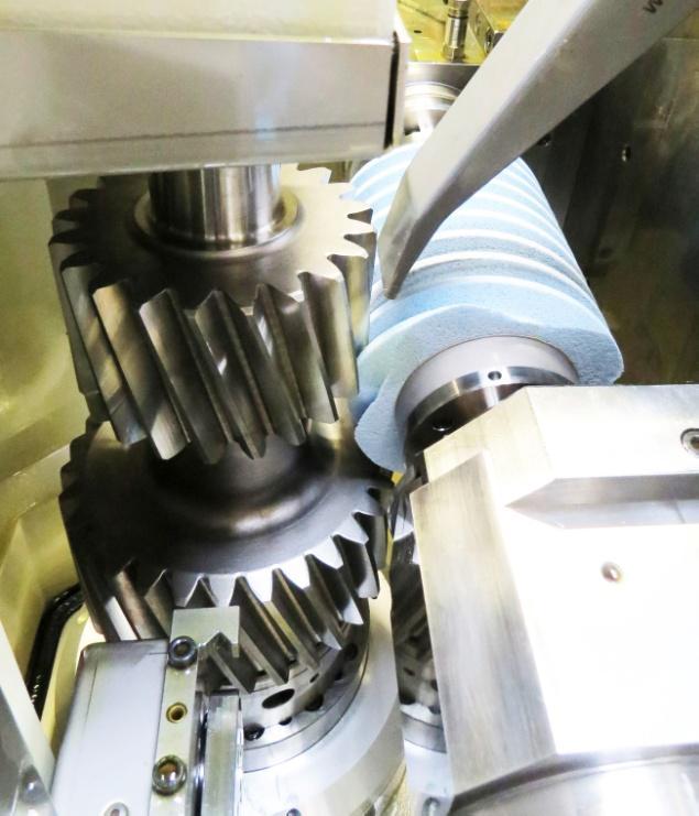 Fig. 1: generating grinding of a gear with interfering geometry The new developments by, to include the KX 160 TWIN and KX 260 TWIN, now offer new alternatives: dressing tool, grinding tool and