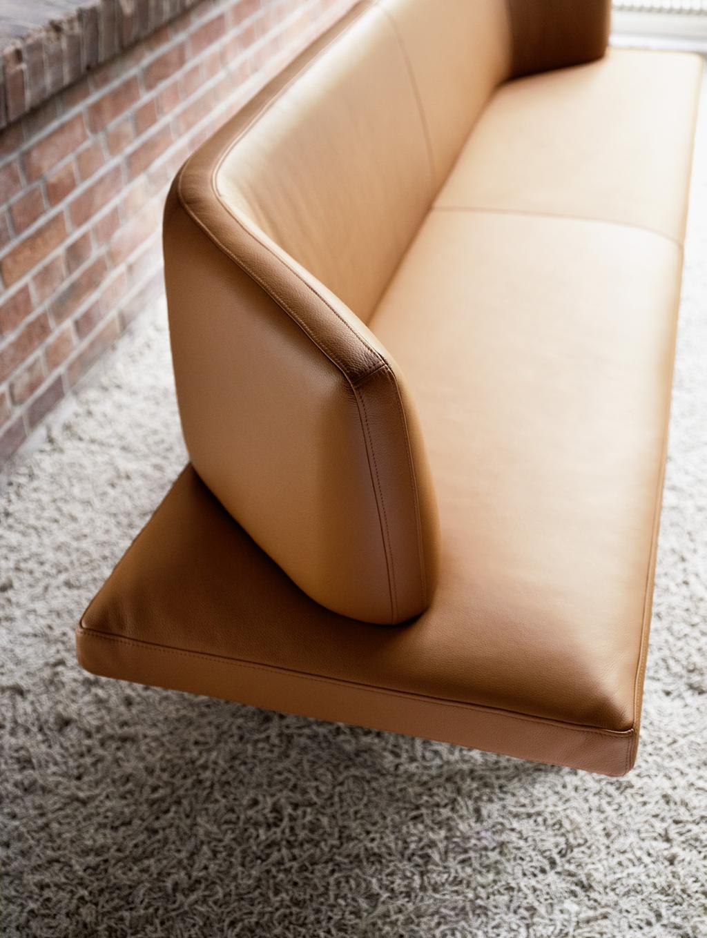 The flat seat upholstery with the backrest placed on top makes Insit