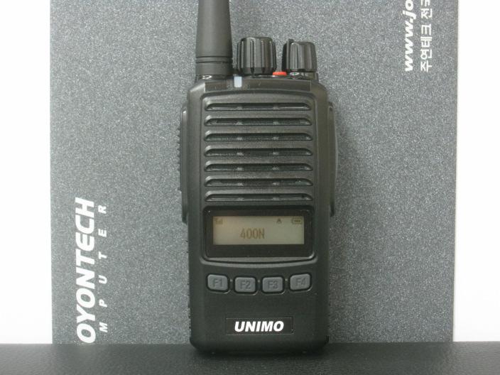 of the radio. Hold the radio and battery pack with the back of them facing you.
