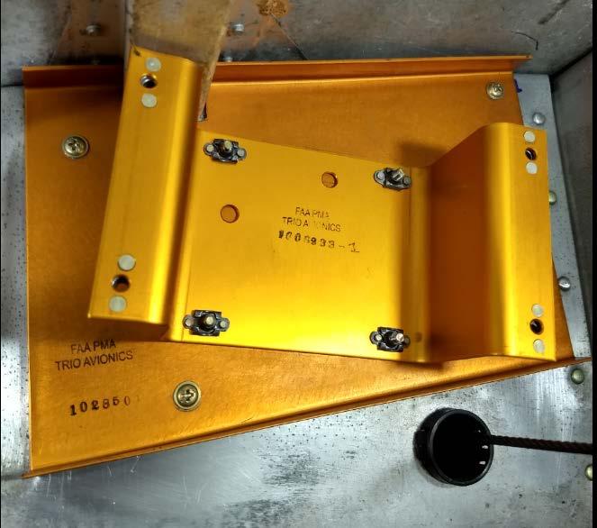 STC GROUP LLC Page 13 2.1.2 Roll Servo Installation Image 2-3 1028501 Mounting Plate with 1006233 Servo Bracket 1. Lightly coat the four M3 x.