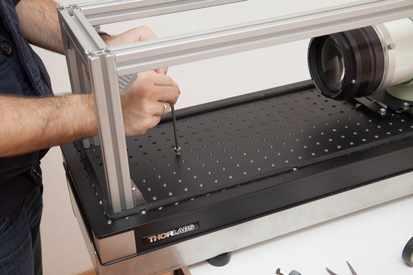 The grating holder is done ; you can precisely tune the grating angle with the two